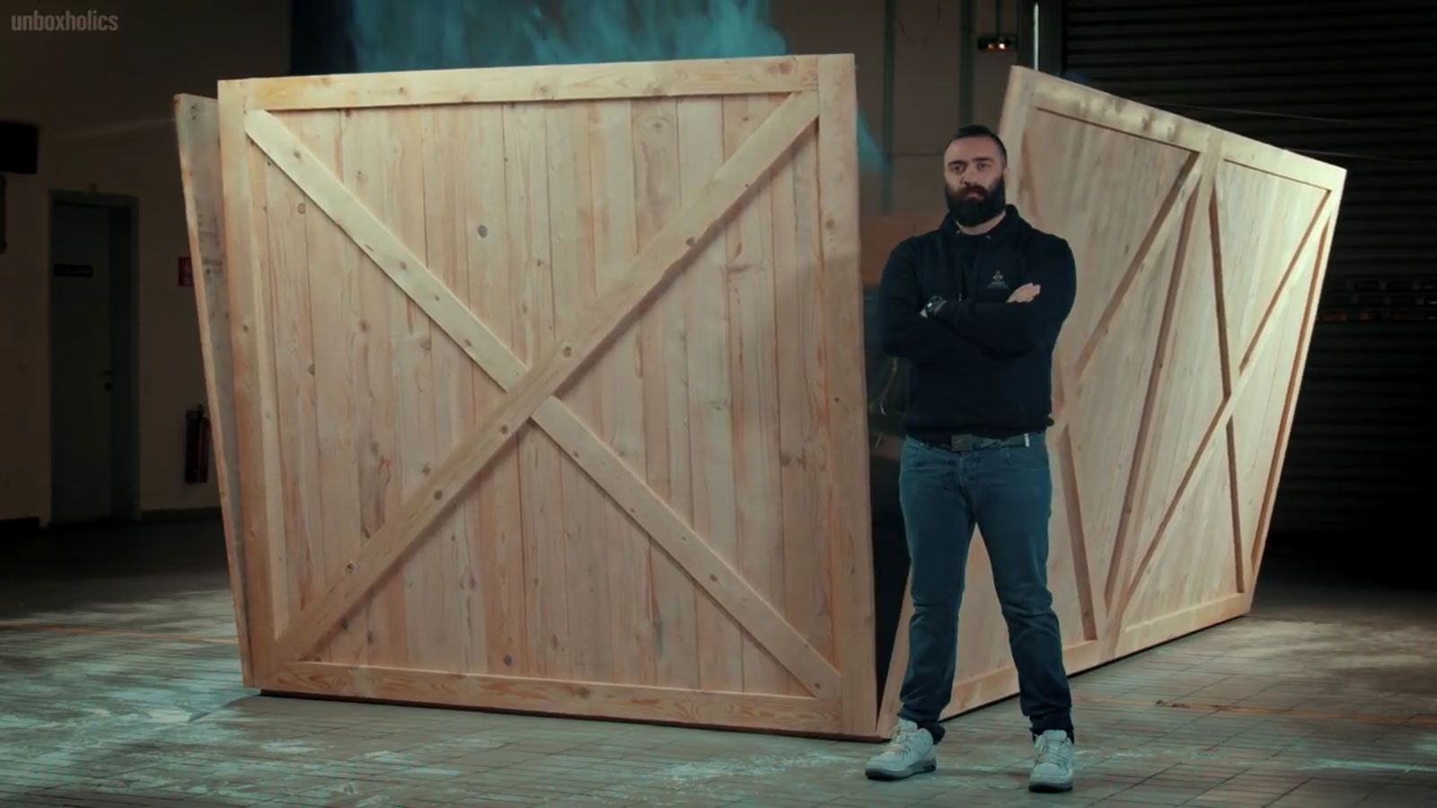 Δείτε παρακάτω ποιο μοντέλο κρύβεται πίσω από το μεγάλο ξύλινο κουτί...