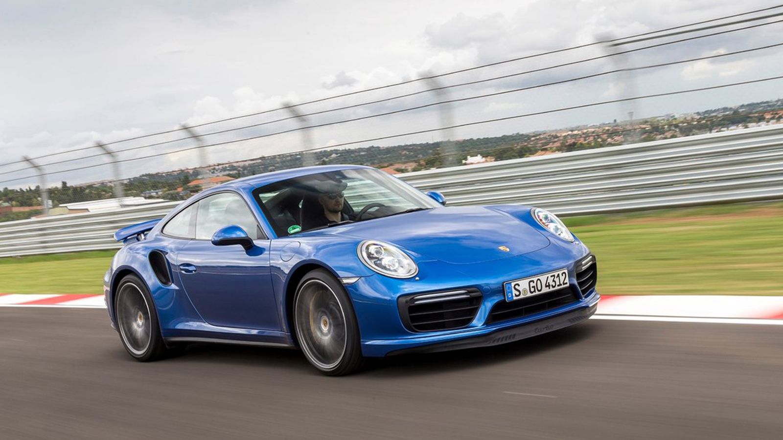 Στο δάπεδο της Porsche, οι μηχανικοί της θα πρέπει να ταιριάξουν μια μπαταρία 10 kWh που θα προσφέρει ηλεκτρική αυτονομία 64 χλμ.
