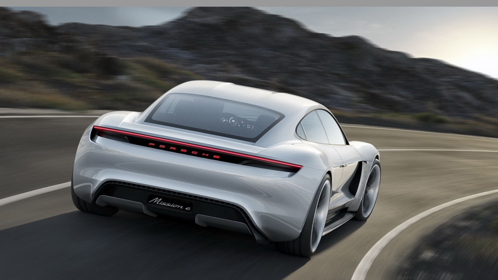 Το νέο αυτό δάπεδο θα γίνει διαθέσιμο σε τρεις εκδόσεις, από τις οποίες οι δύο θα κατασκευαστούν από την Audi και η μια από την Porsche.