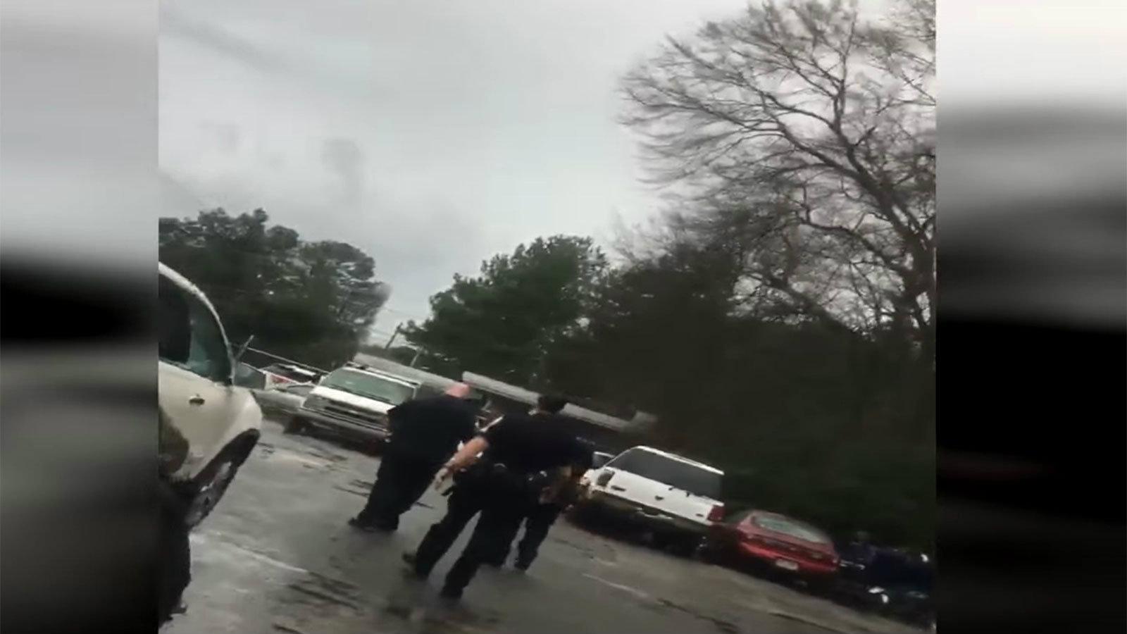 Αστυνομικός μπέρδεψε τον ήχο της εξάτμισης με αυτόν ενός καλάσνικοφ και έκανε ντου στο σημείο ζητώντας να συλληφθεί ο υπεύθυνος.