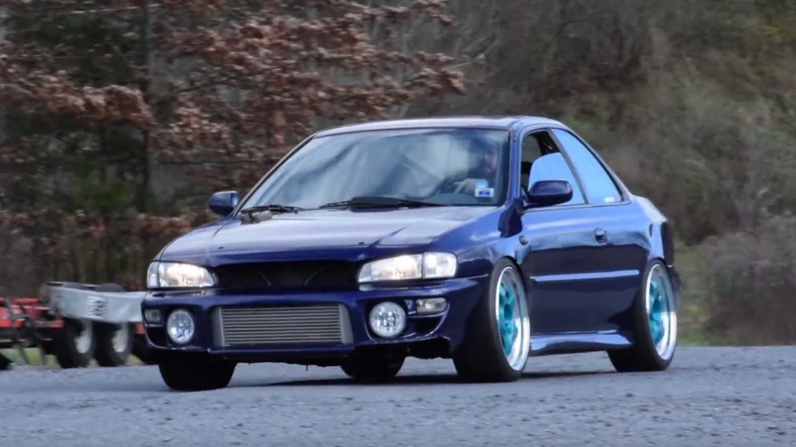 Αυτό το Subaru Impreza 2.5 RS είναι τρανό παράδειγμα για το τι γίνεται όταν ο ιδιοκτήτης αποφασίζει να παρατραβήξει το «σκοινί» της βελτίωσης. 