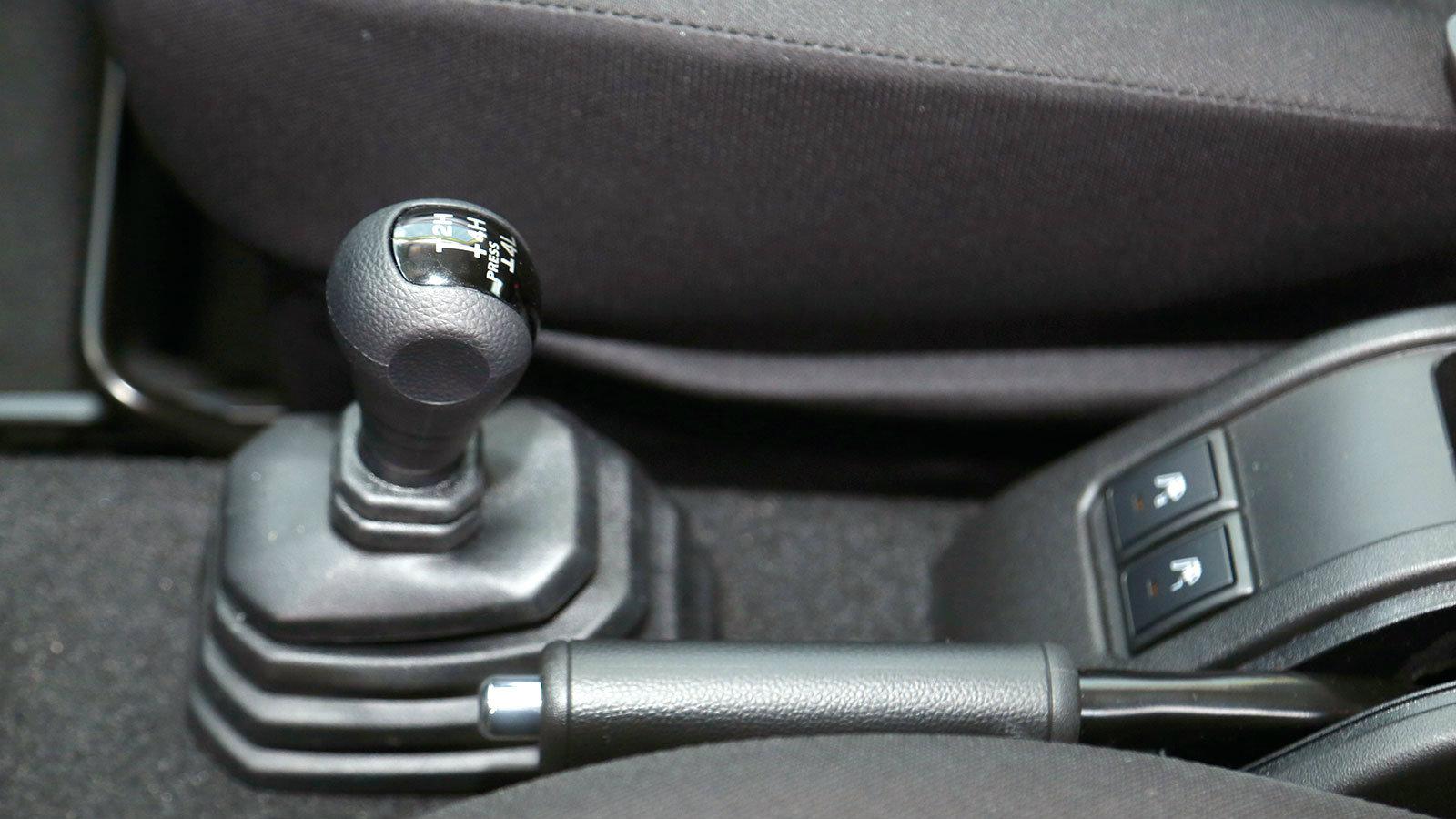 Η τετρακίνηση μπορεί να επιλεγεί ακόμη και εν κινήσει. Η τελική ταχύτητα του Jimny είναι μόλις 145 χλμ/ώρα. 