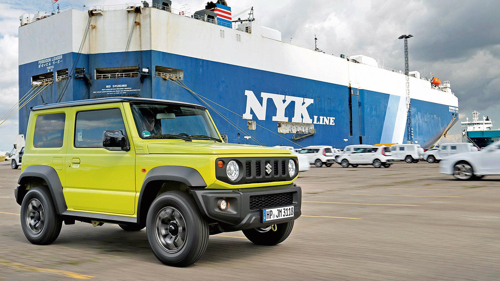 Το νέο Jimny είναι λίγο κοντύτερο, αλλά πλατύτερο από τον προκάτοχό του. Εδώ το οδηγούμε μπροστά από το πλοίο «PoseidonLeader», το οποίο χωρά περίπου 