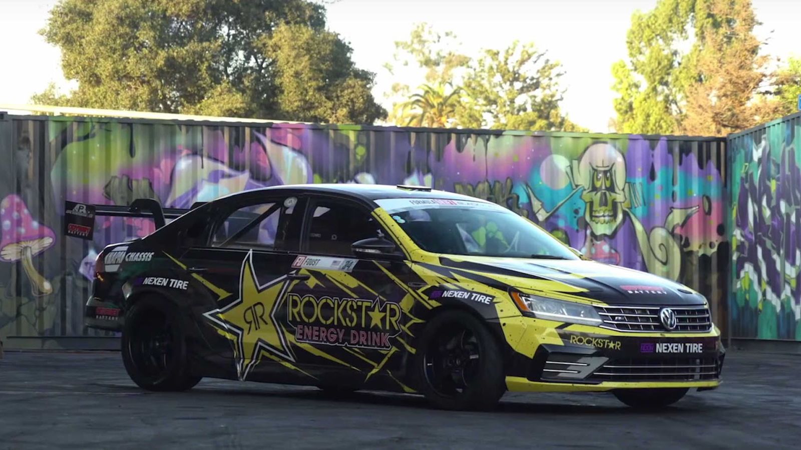 H απόδοση του φτάνει τους 900 ίππους με την κίνηση στους πίσω τροχούς.