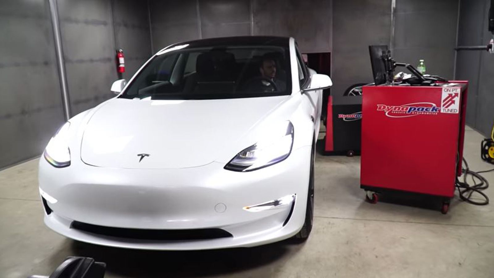 To Tesla Model 3 προσφέρεται σε δύο εκδόσεις, την βασική και την Long Range.