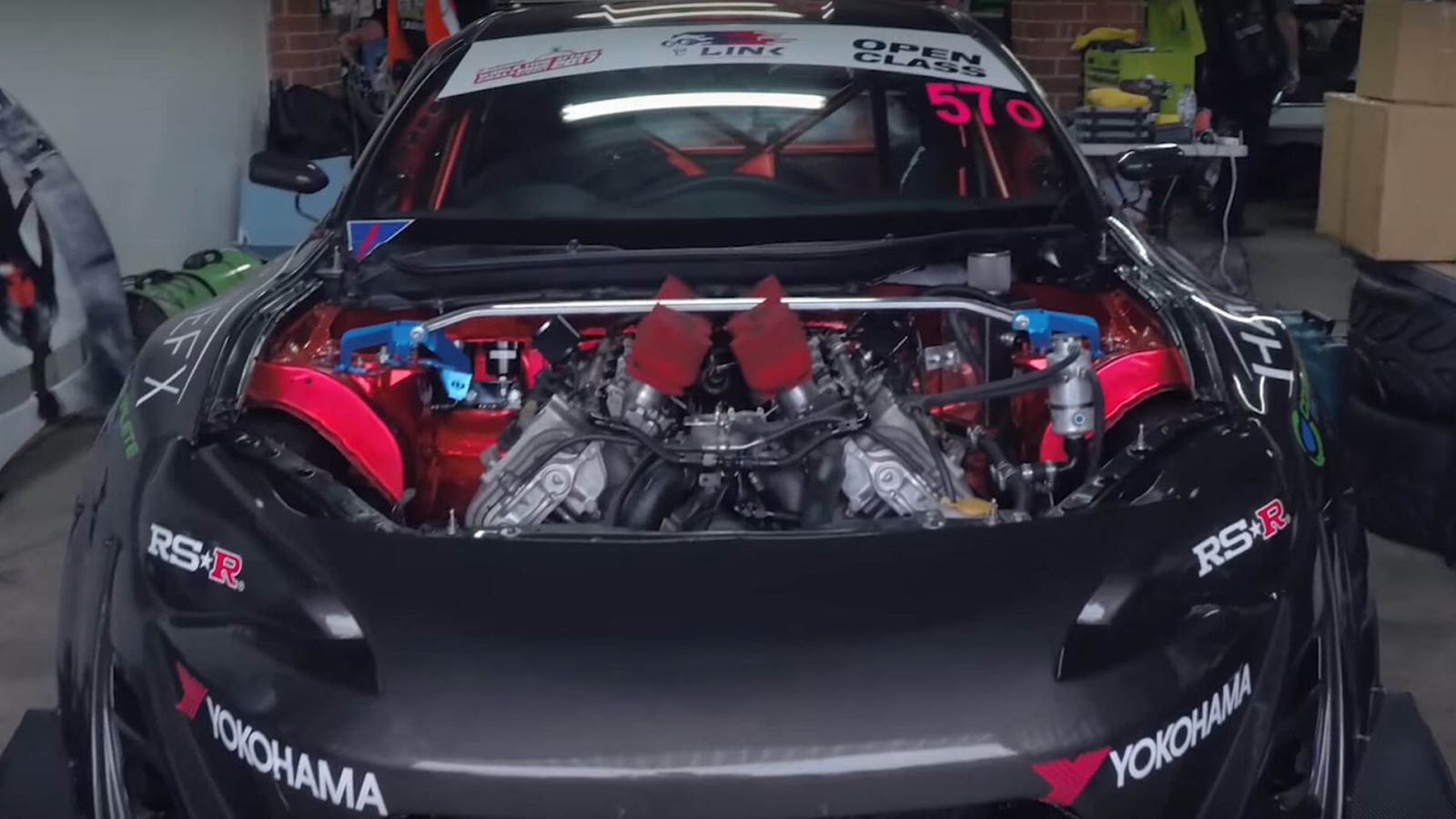 Όσον αφορά στο κιβώτιο, πρόκειται για το 6τάχυτο χειροκίνητο της BMW M3 γενιάς Ε92.