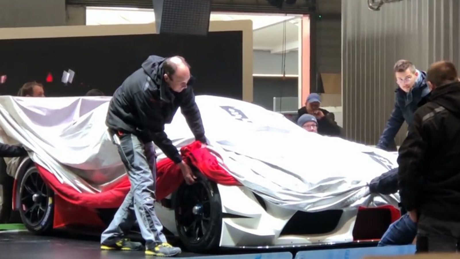 Eίναι τοποθετημένη δίπλα στο Τοyota Gazoo Racing Hilux.