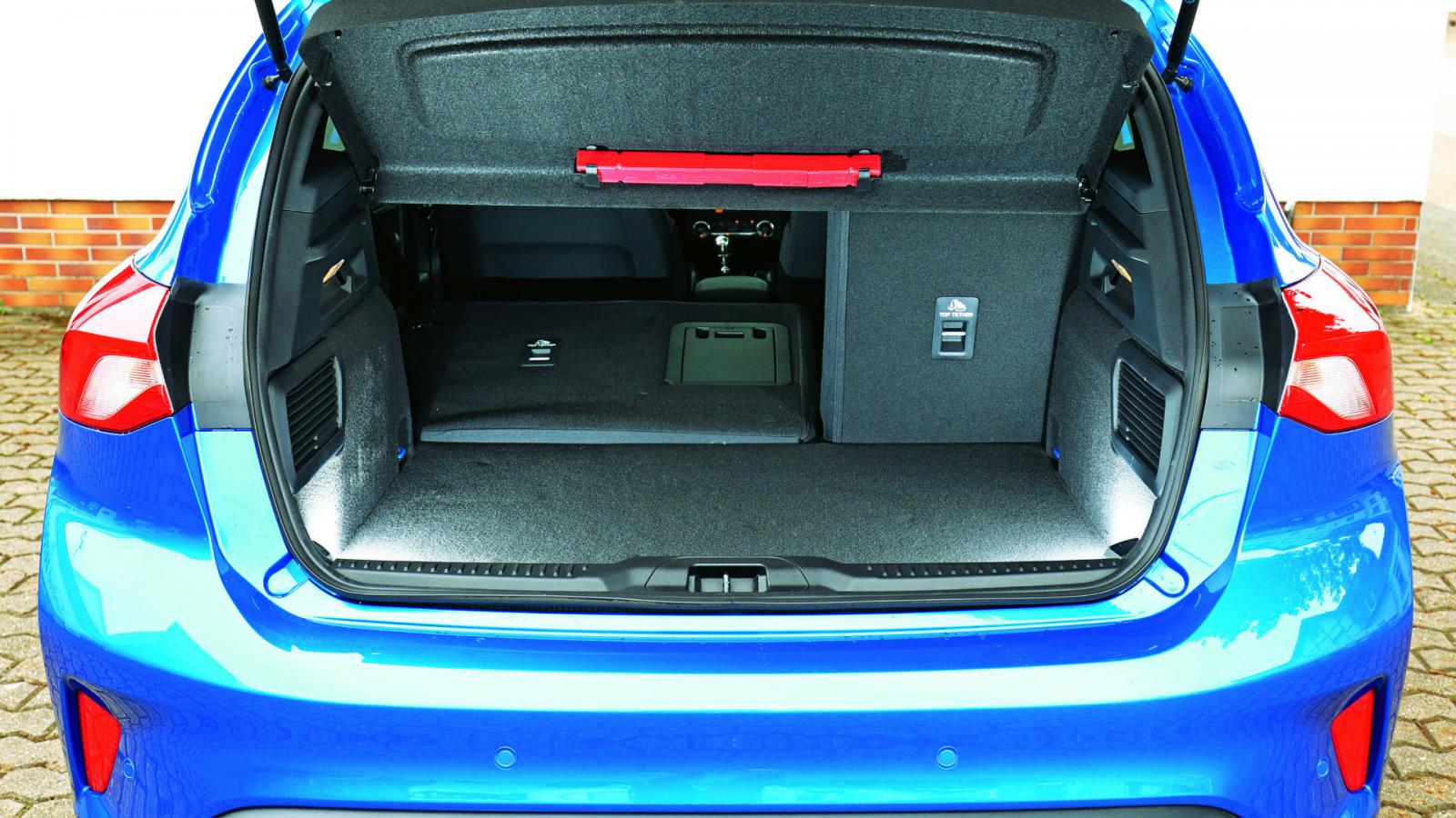 Ο χώρος αποσκευών του Focus είναι της τάξης των 341- 1354 λίτρων, τιμή μάλλον χαμηλή για την κατηγορία 