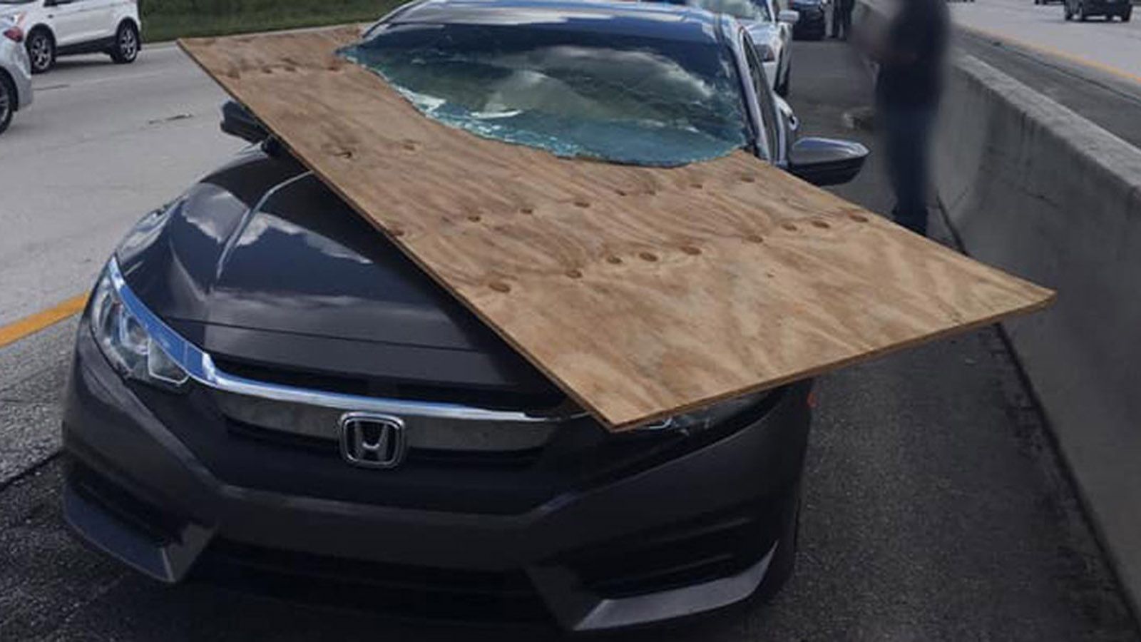 Οι Αρχές εντόπισαν τον οδηγό του pick-up και του έδωσαν πρόστιμο.