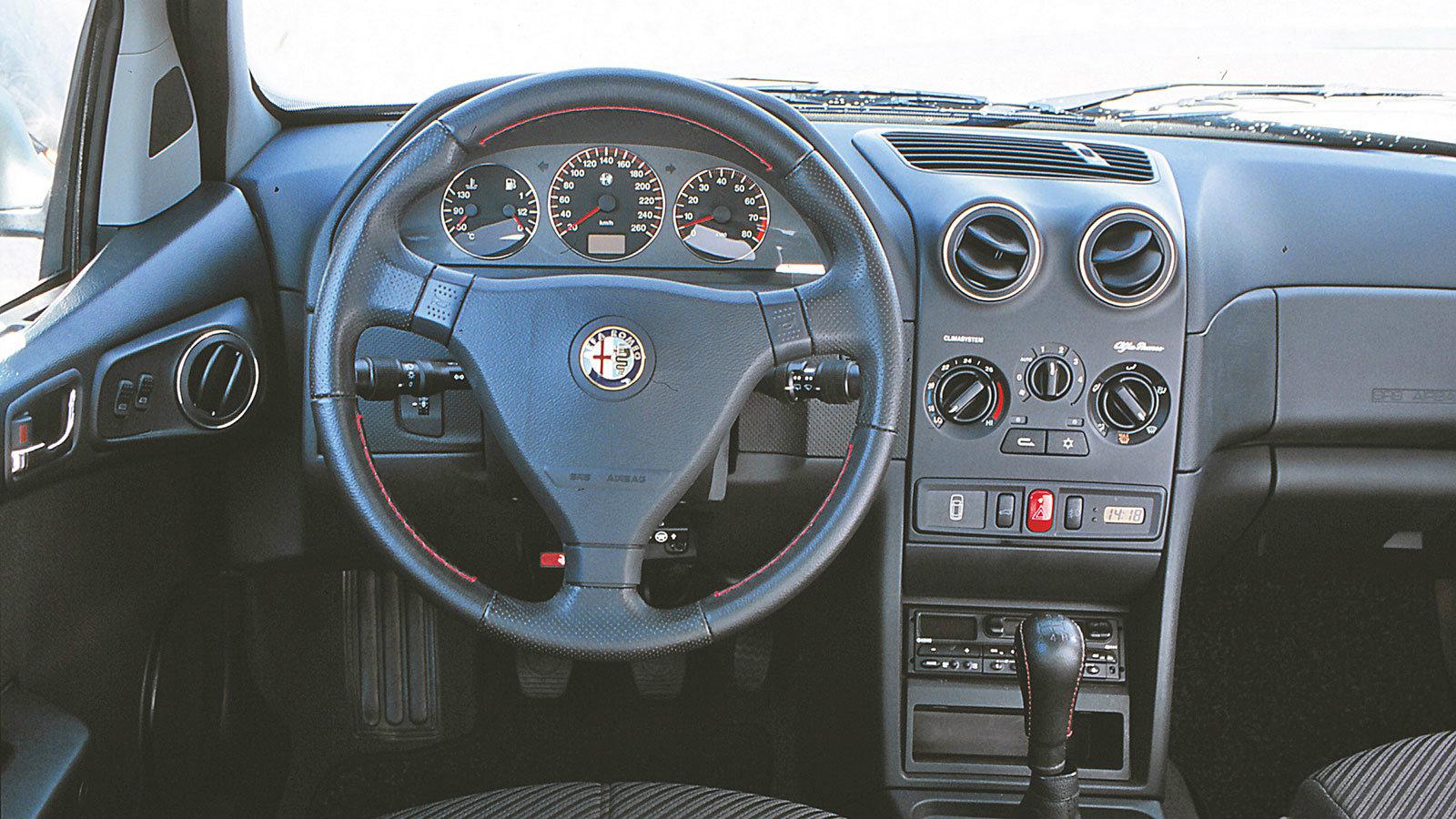 Το κοκπιτ ήταν κομψό με καλά υλικά και στρογγυλούς αεραγωγούς