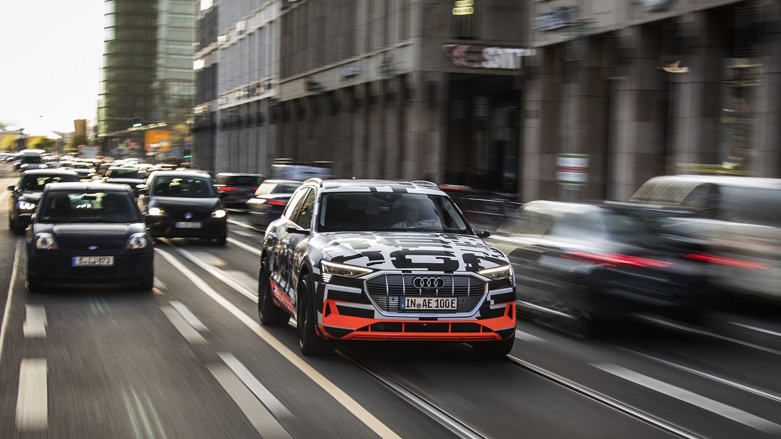 Tο πρωτότυπο Audi e-tron μπορεί να φορτίσει με την μέγιστη επιτρεπόμενη έξοδο ισχύος δίχως να επιβαρύνεται το δίκτυο και οι λοιποί καταναλωτές ενέργει