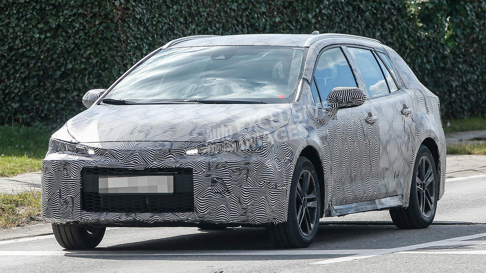 Κατασκοπευτικές φωτογραφίες του μεγαλύτερου «αδερφού» του νέου Toyota Auris ήρθαν στο φως της δημοσιότητας.