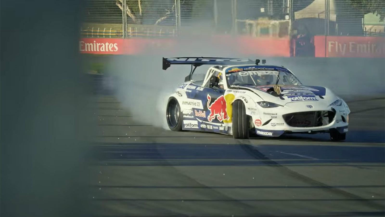 Το ΜΧ-5 καθώς driftάρει στη Μελβούρνη. 