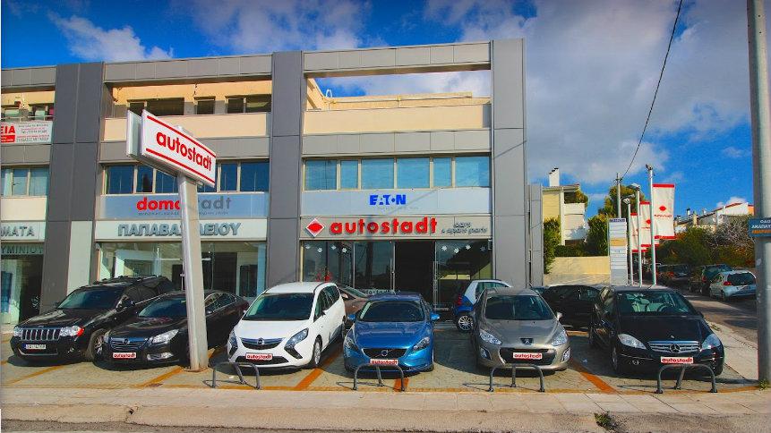 Ανεβάζει τον πήχυ