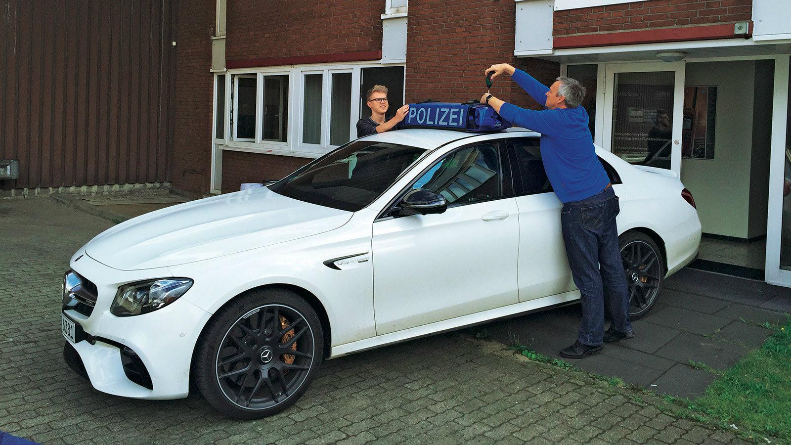 Με 0-100 σε 3,3δλ και τελική 300 χλμ/ ώρα, δεν της ξεφεύγει κανείς!