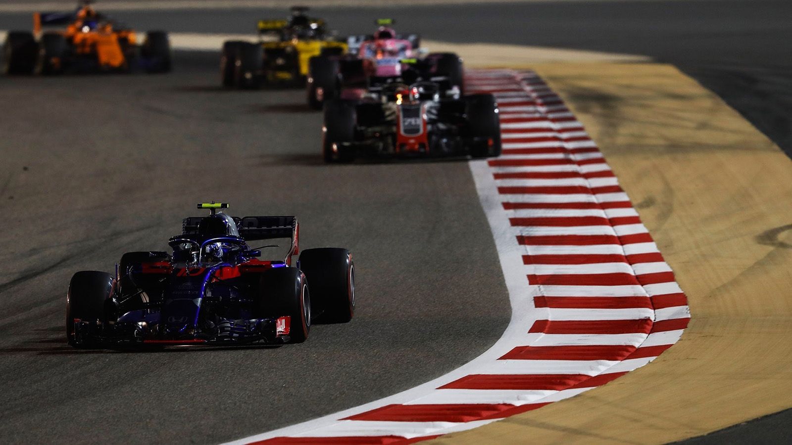 O Gasly ανέβηκε στην 4η θέση μετά την εγκατάλειψη του Daniel Ricciardo στο 2ο γύρο.