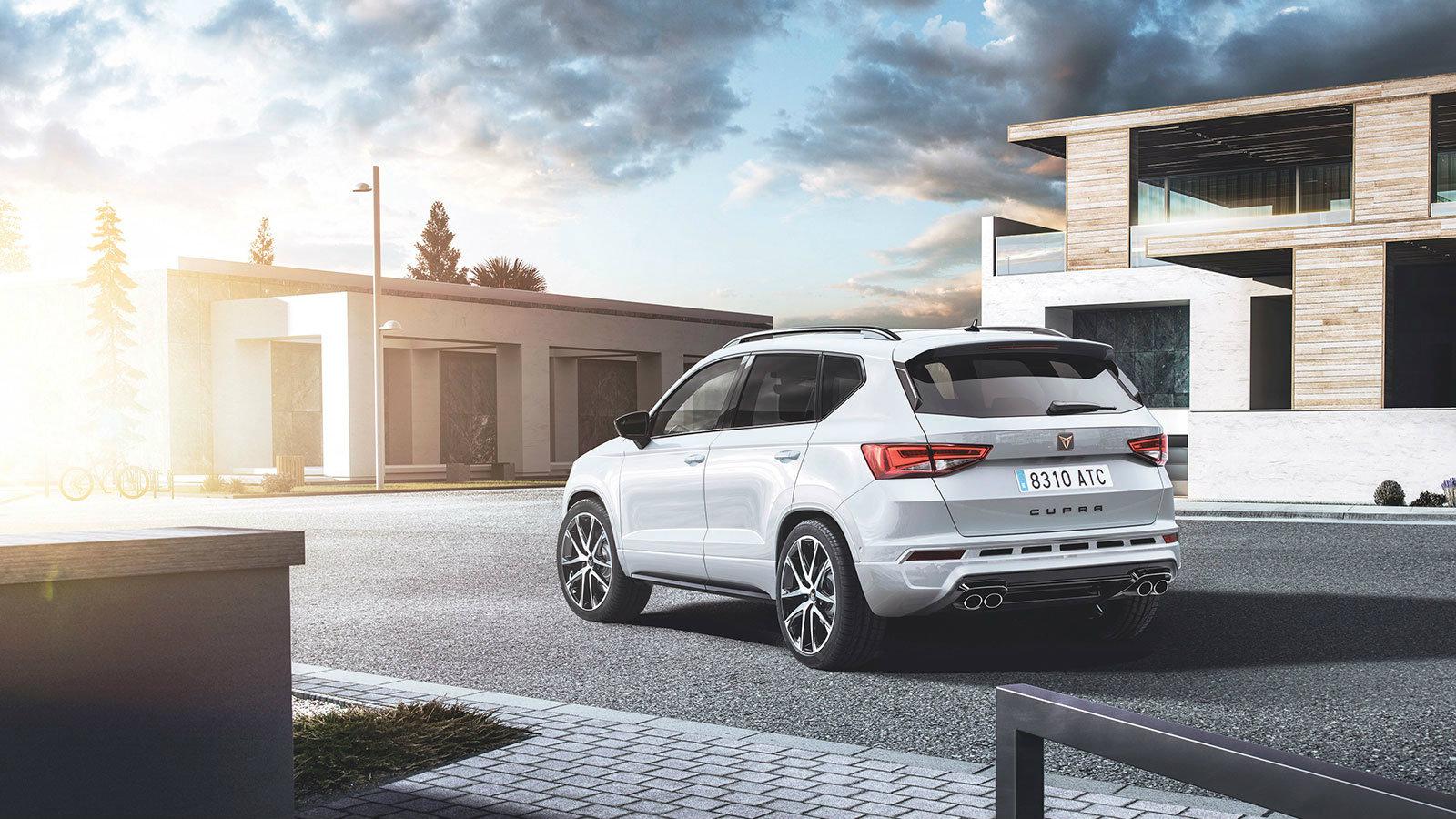 Οι εμπρός και οι πίσω θόλοι είναι εμφανώς φουσκωμένοι υπογραμμίζοντας την διαφορετικότητα του ισχυρότερου Ateca