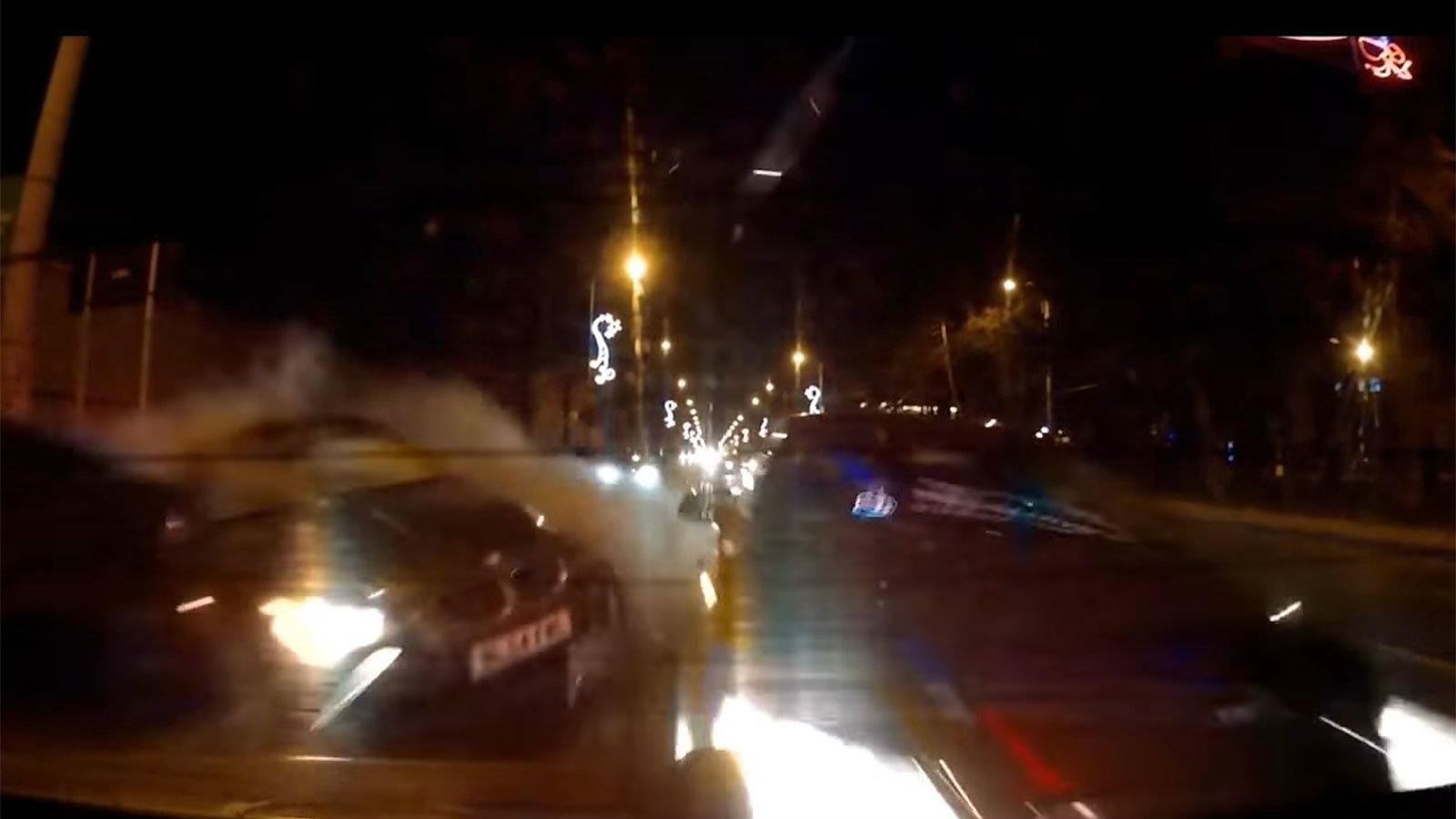 Πέντε αυτοκίνητα κατέστρεψε μια BMW Σειρά 5, η οποία δεν κατάφερε να σταματήσει όταν άναψε κόκκινο το φανάρι.