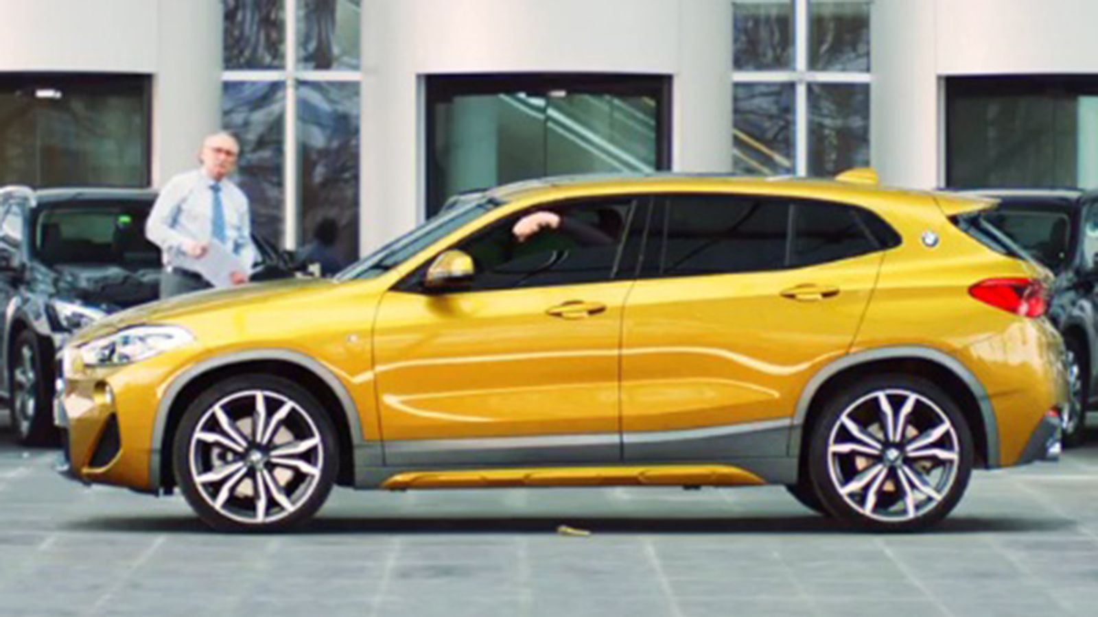 Αυτή την φορά, ήταν η σειρά της BMW να διακωμωδήσει την κόντρα της με την Mercedes.