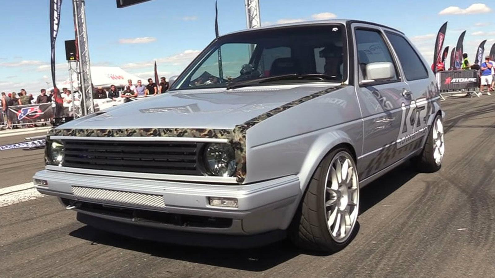 Ένα Volkswagen Golf ισχυρότερο από τα υπόλοιπα πρωταγωνιστεί σε αγώνες του μισού μιλίου, με ιπποδύναμη που τρομάζει.