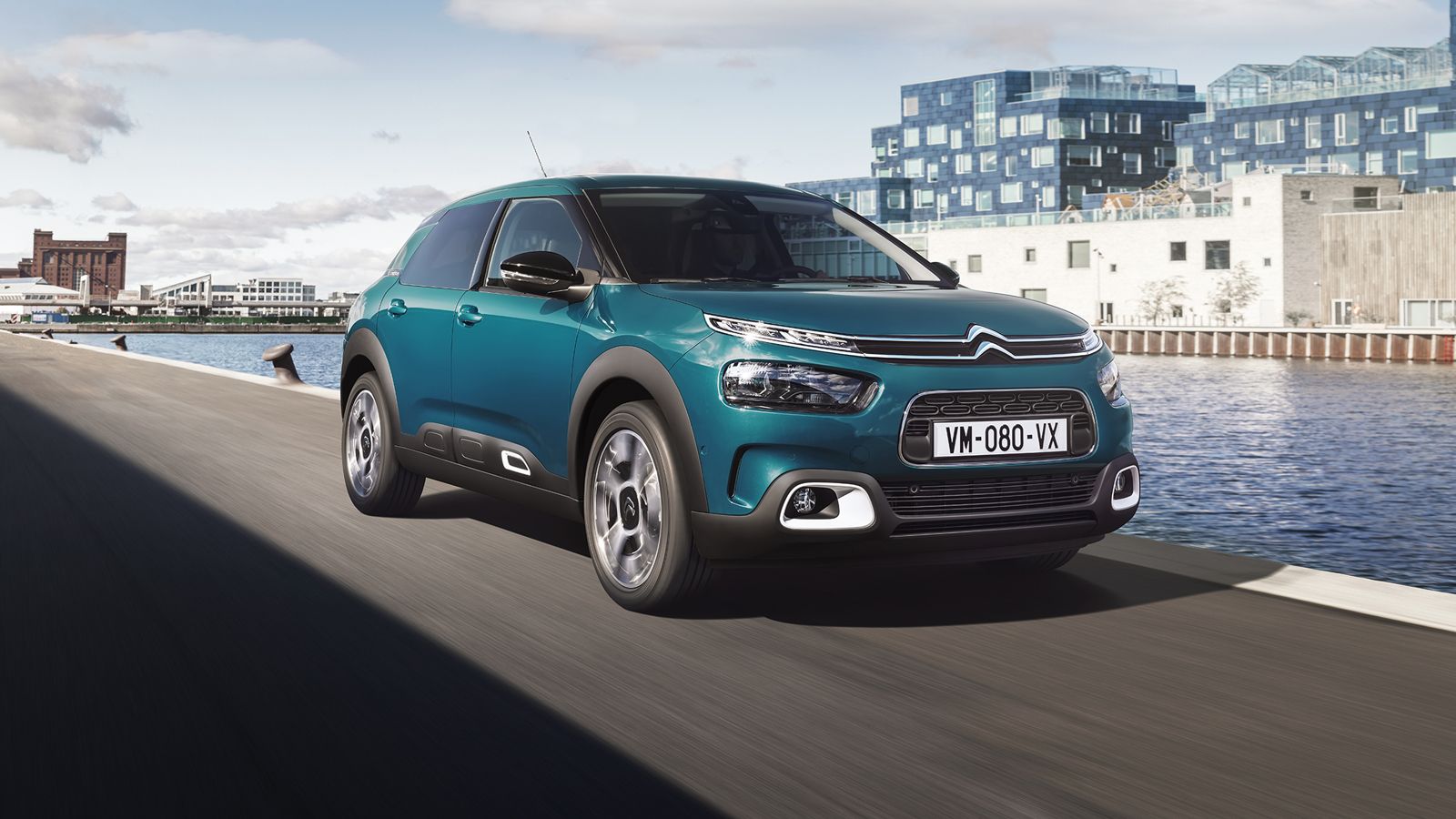 Το ανανεωμένο C4 Cactus λανσάρεται εμπορικά στο Ην. Βασίλειο σε δύο εκδόσεις του τρικύλινδρου PureTech των 1,2 λίτρων, με 110 και 130 ίππους, ενώ υπάρ