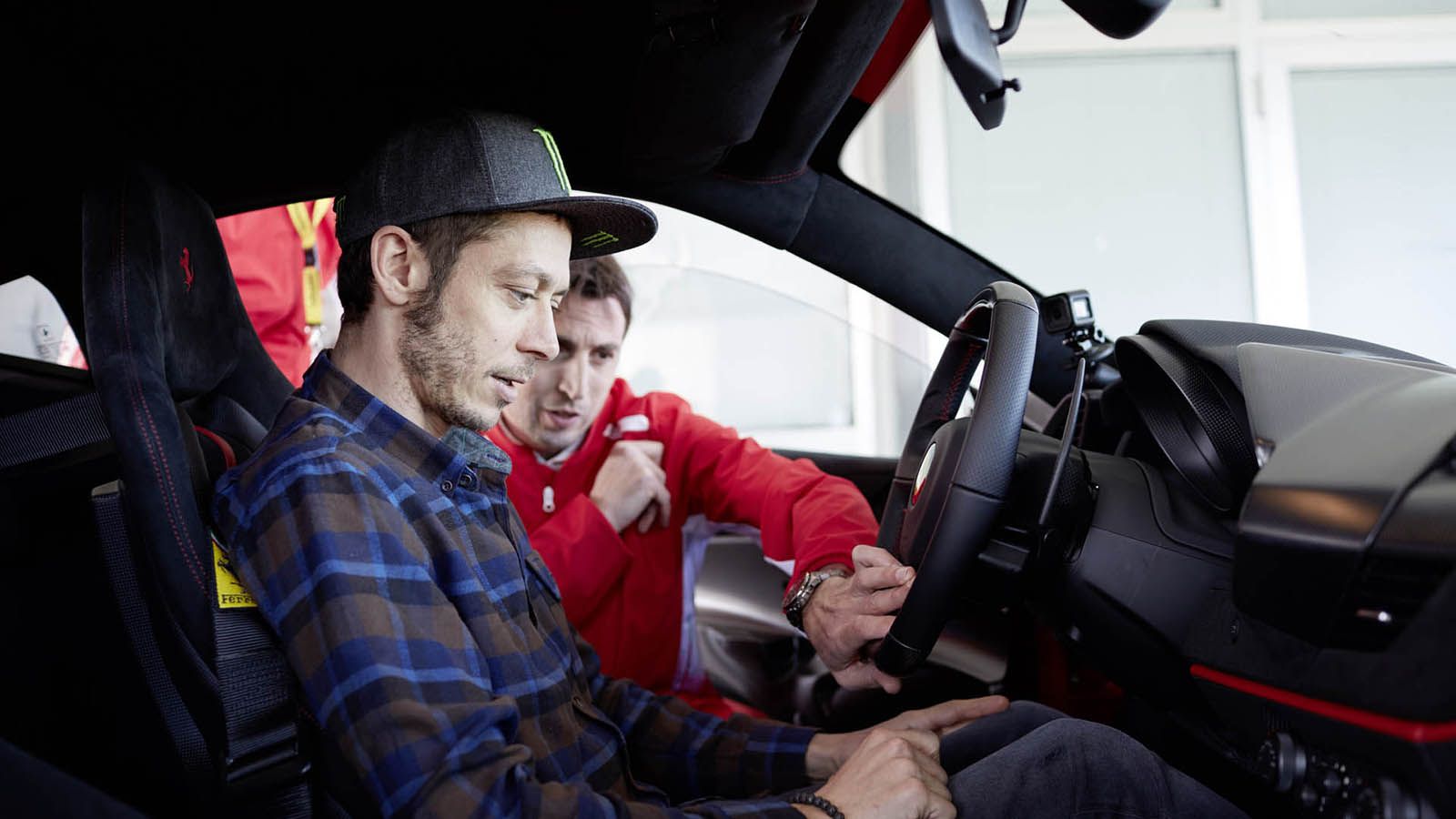 Ο για πολλούς κορυφαίος μοτοσικλετιστής αγώνων βρέθηκε αυτήν την φορά στην πίστα Fiorano για να δοκιμάσει την Ferrari 488 Pista.