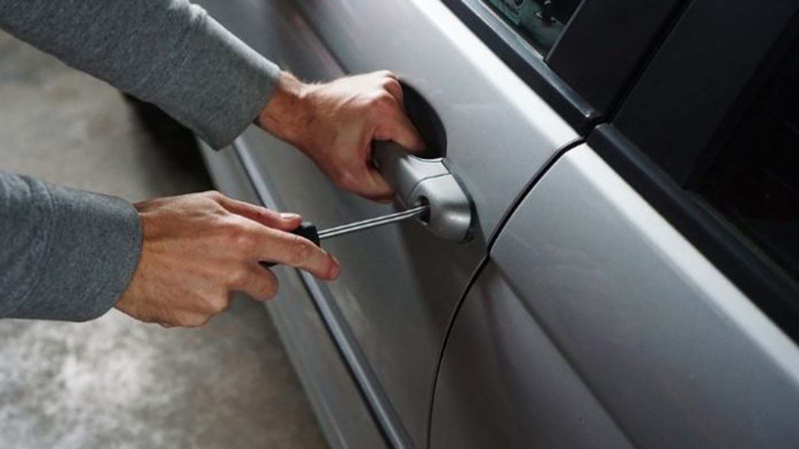 Οι δράστες έχουν διαπράξει επτά (7) διαρρήξεις-κλοπές από αυτοκίνητα καθώς και μία (1) κλοπή από εκκλησία.