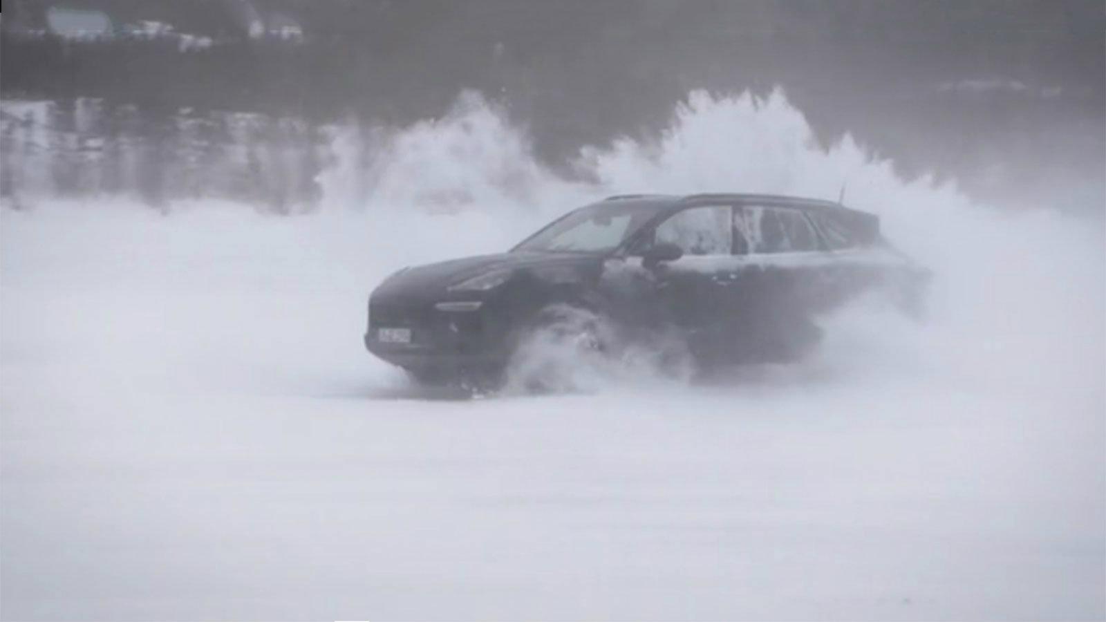 Εικόνα από το βίντεο το οποίο παρουσιάζει τα τεστ που περνάει η νέα plug-in υβριδική Cayenne.