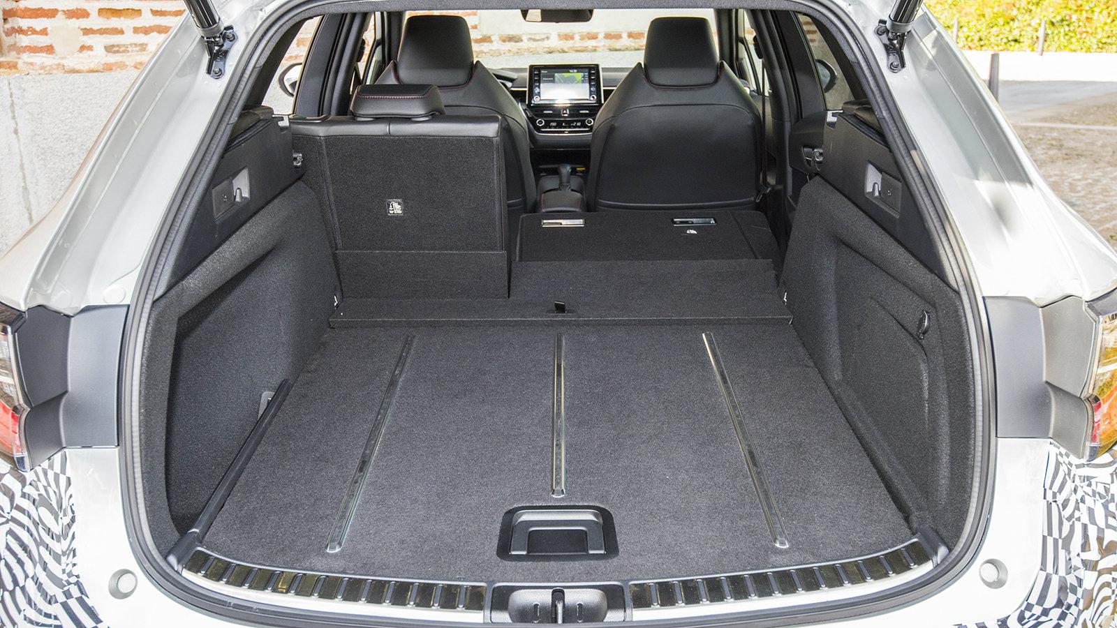 Το ελαφρώς καμουφλαρισμένο Touring Sports, προσφέρει τεράστιο χώρο αποσκευών της τάξης των 598 λίτρων και περισσότερο χώρο πίσω, σε σχέση με το 5θυρο.