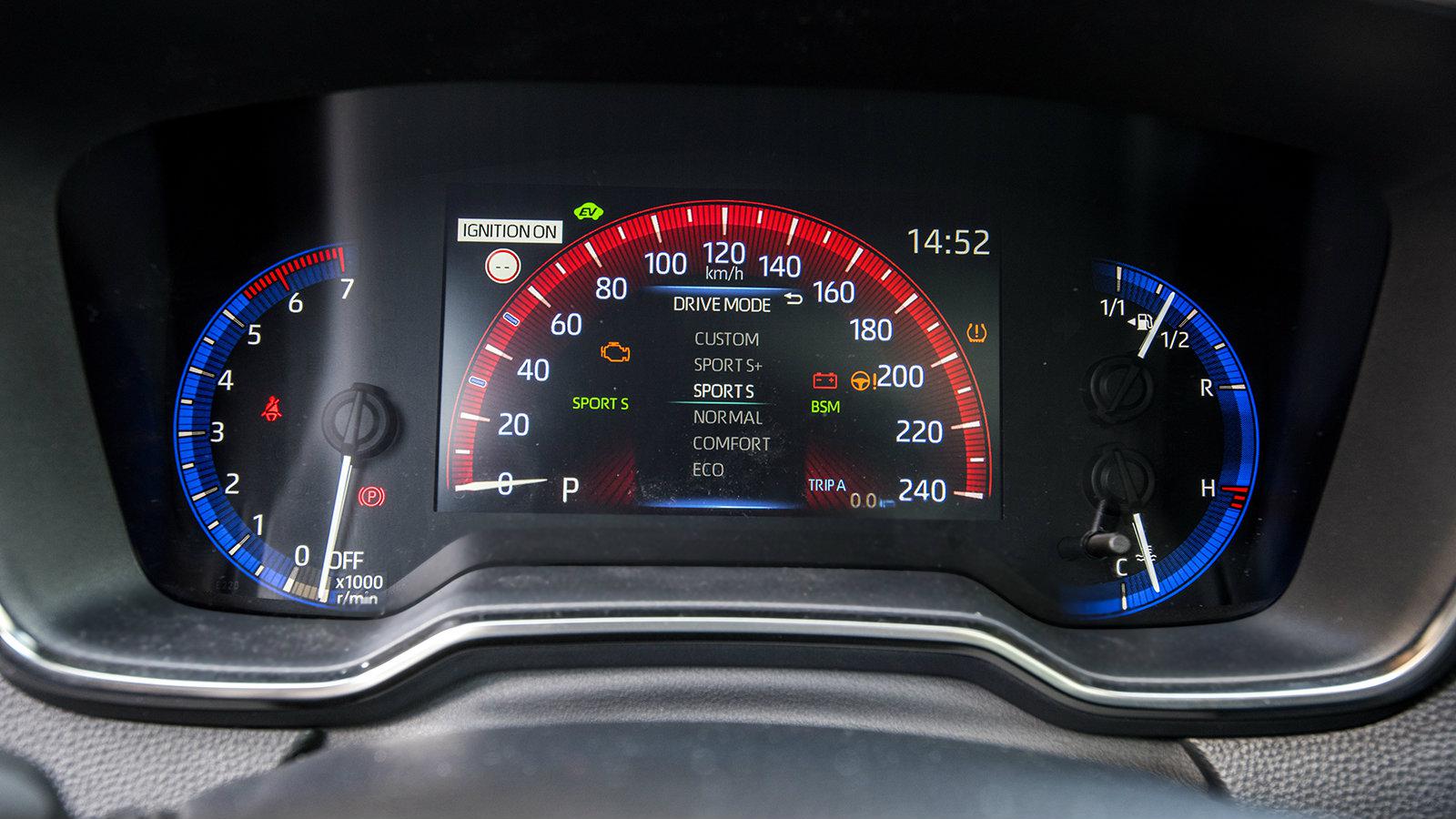 Στο ποιοτικό εσωτερικό και ιδιαίτερα στο ταμπλό, τον τόνο δίνουν τα νέας σχεδίασης και πλήρως ψηφιακά όργανα. 