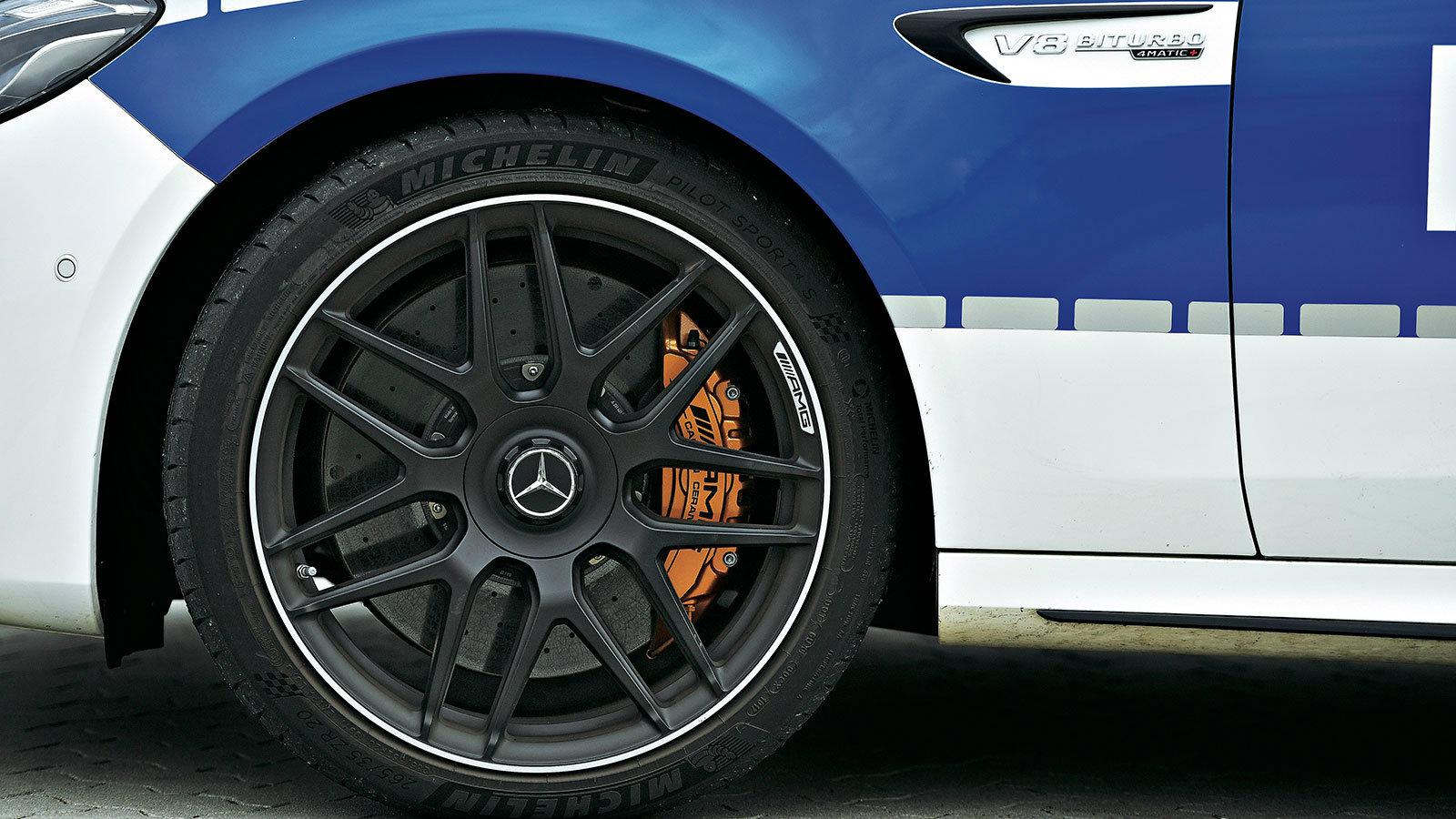 Με 0-100 σε 3,3δλ και τελική 300 χλμ/ ώρα, δεν της ξεφεύγει κανείς!