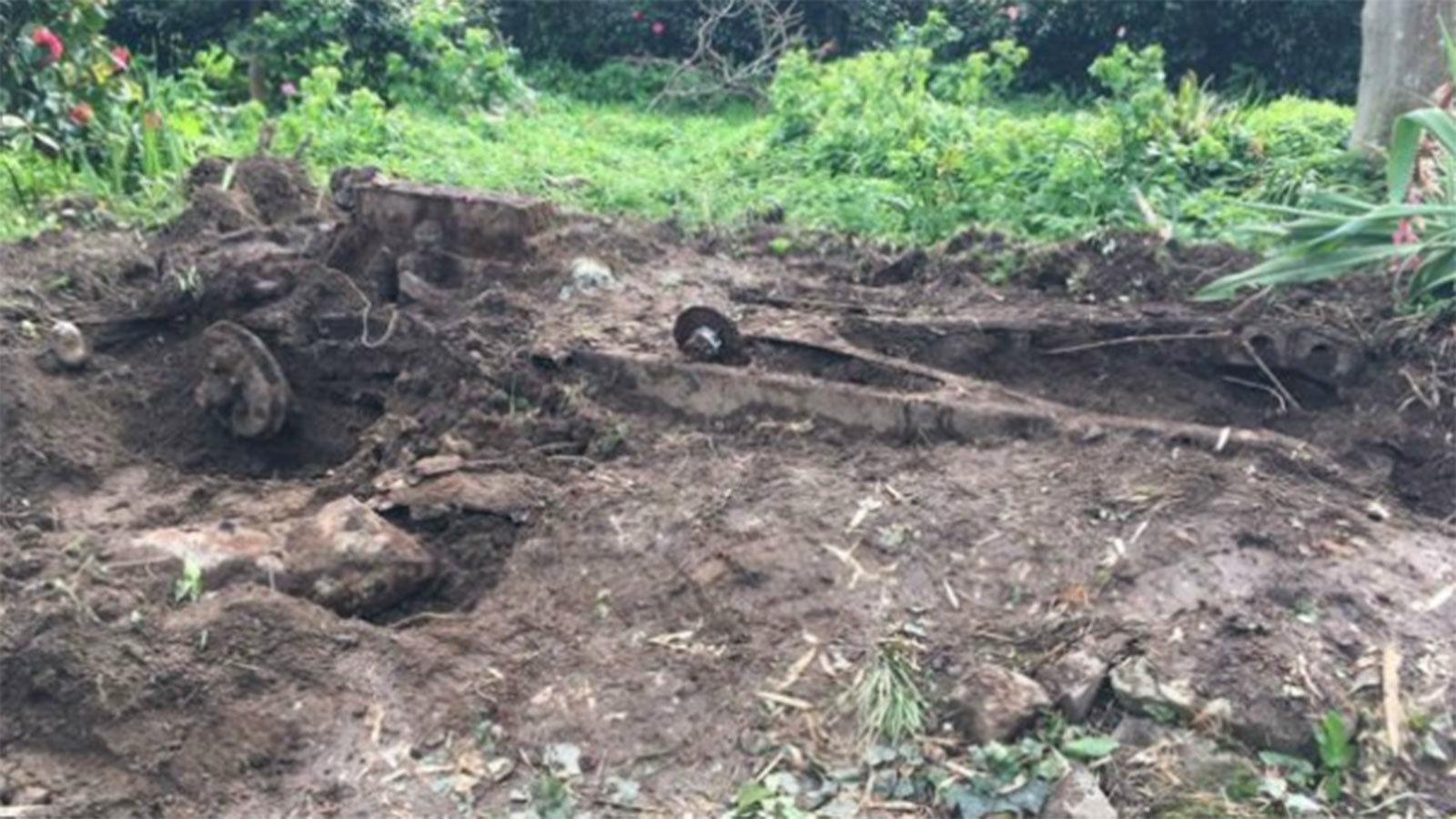 Όταν η Tracy Ward αγόραζε ένα σπίτι δεν περίμενε με τίποτα πως ο περιβάλλοντας χώρος θα ήταν το «νεκροταφείο» μίας Daimler.