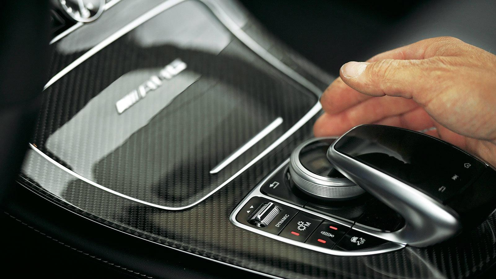 Με 0-100 σε 3,3δλ και τελική 300 χλμ/ ώρα, δεν της ξεφεύγει κανείς!