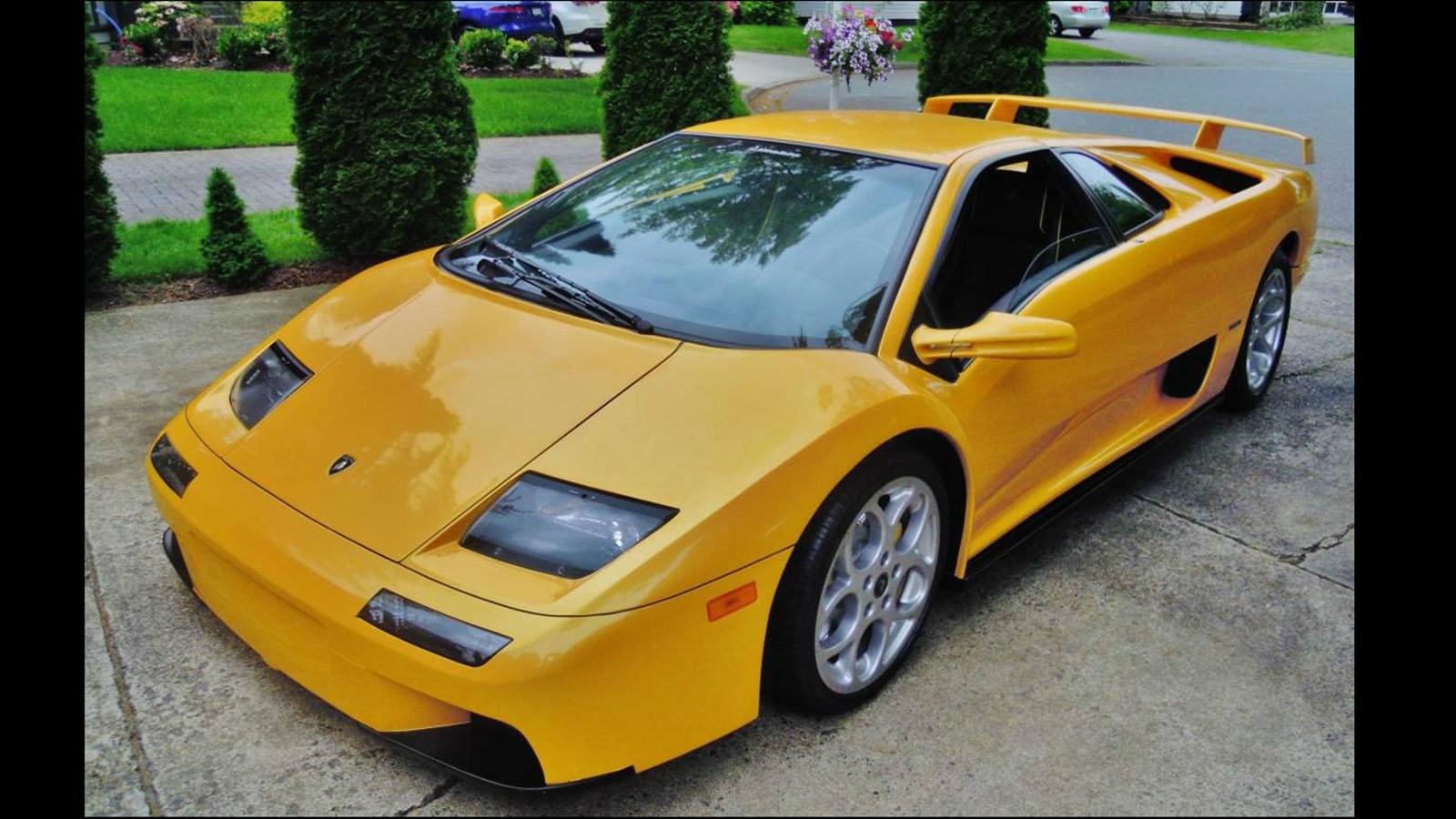 Ο ιδιοκτήτης αναφέρει πως αν το αυτοκίνητο ήταν αληθινό, η τιμή του θα έφτανε τα 300.000 ευρώ.