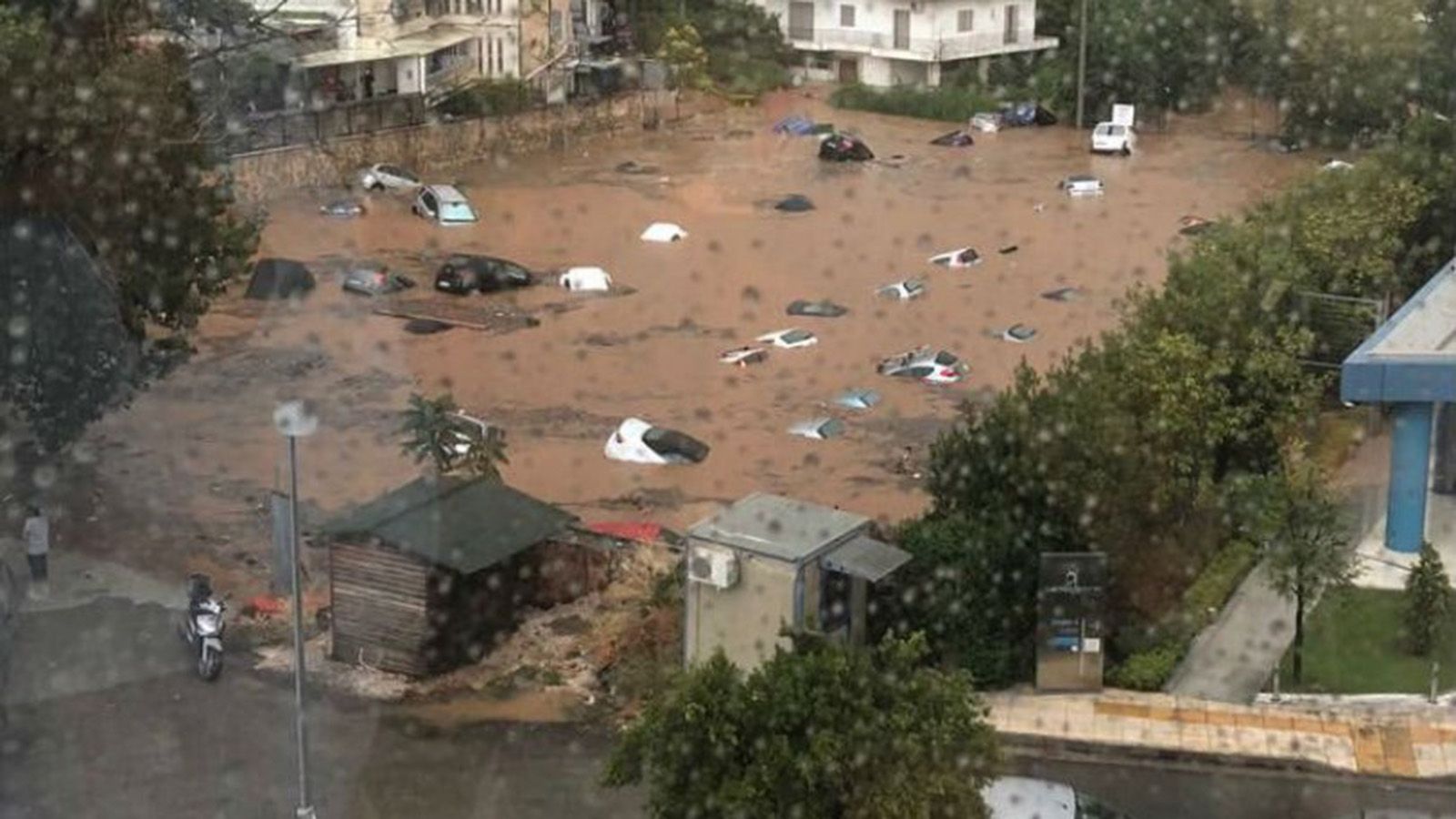 H εικόνα από 50 περίπου αυτοκίνητα από πλημμυρισμένο parking στο Μαρούσι.