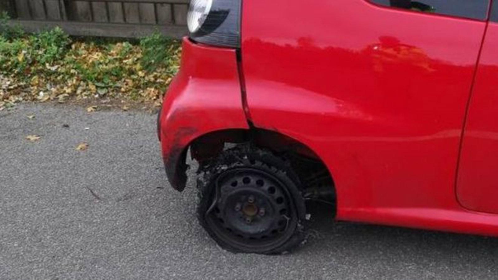 Υπήρξε πλήθος τηλεφωνημάτων σε κοντινό αστυνομικό τμήμα για ένα κόκκινο Citroen C1 που κινείται σε αυτοκινητόδρομο  χωρίς ελαστικό στο πίσω δεξιά τροχ