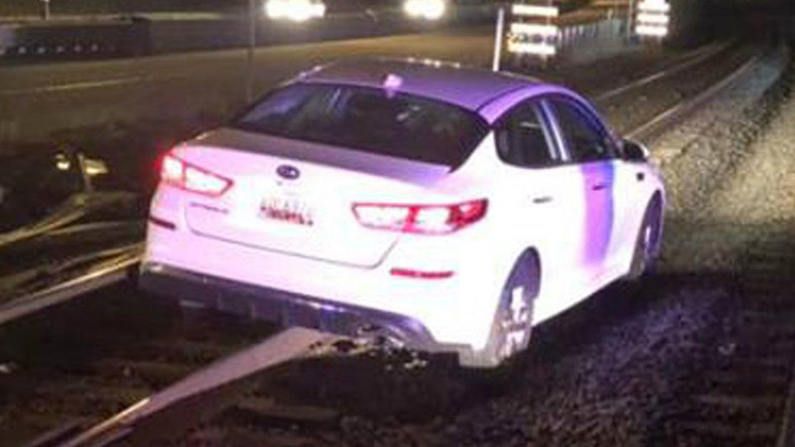 Γυναίκα οδηγός μπήκε στις γραμμές του τρένου με το αυτοκίνητο της γιατί αυτό νόμιζε ότι της είπε το GPS!!! 