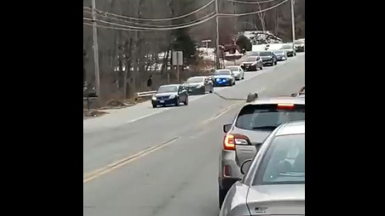 Καταδιωκόμενος πέφτει πάνω σε αυτοκίνητα (+video)