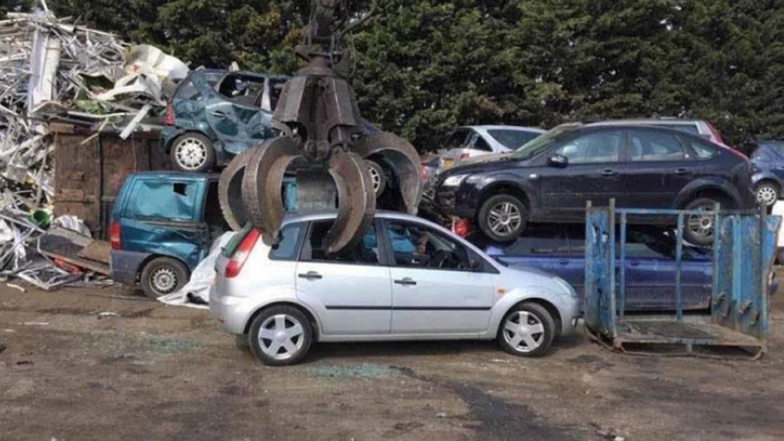 Η στιγμή που έγινε παλιοσίδερα.