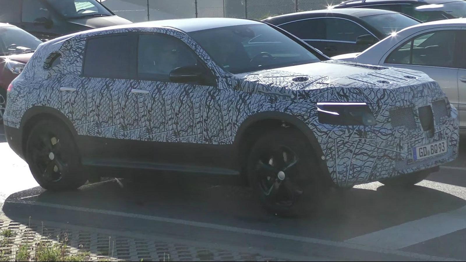 Στα πράσα τσάκωσε ο κατασκοπευτικός φακός την επερχόμενη Mercedes EQ C.