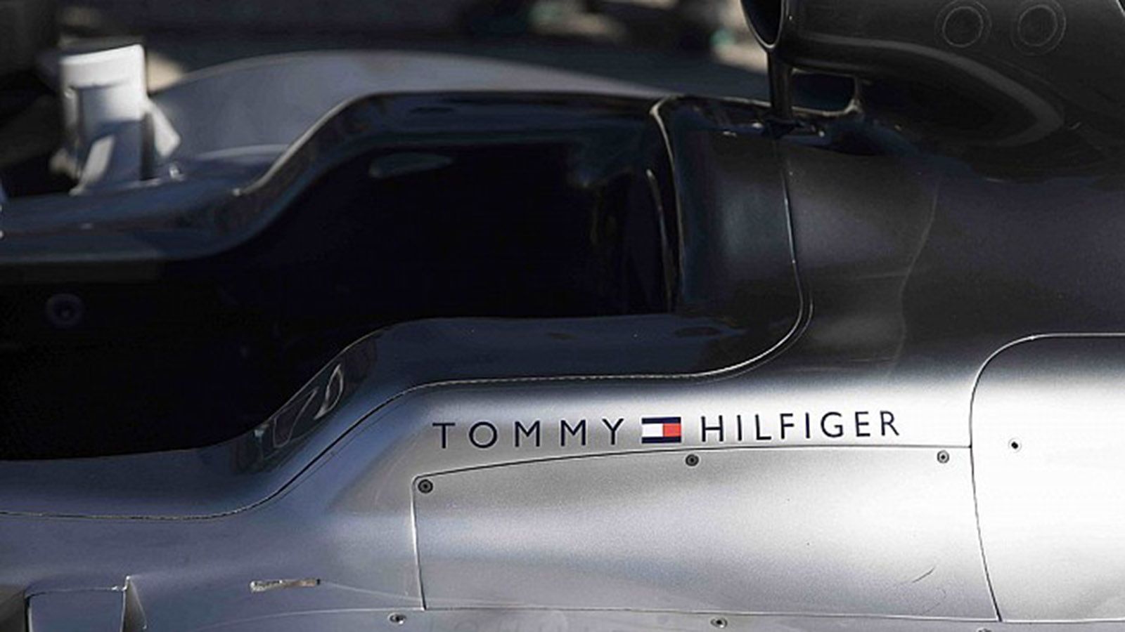Η Τοmmy Hilfiger θα αναπληρώσει το κενό που άφησε η Hugo Boss με την αποχώρηση της.