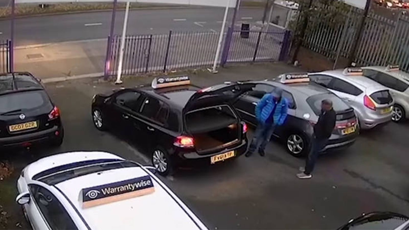 Όταν βρήκε την ευκαιρία, μπήκε στο αυτοκίνητο, έβαλε μπρος και έγινε καπνός με το πορτ-μπαγκάζ ακόμα ανοιχτό.