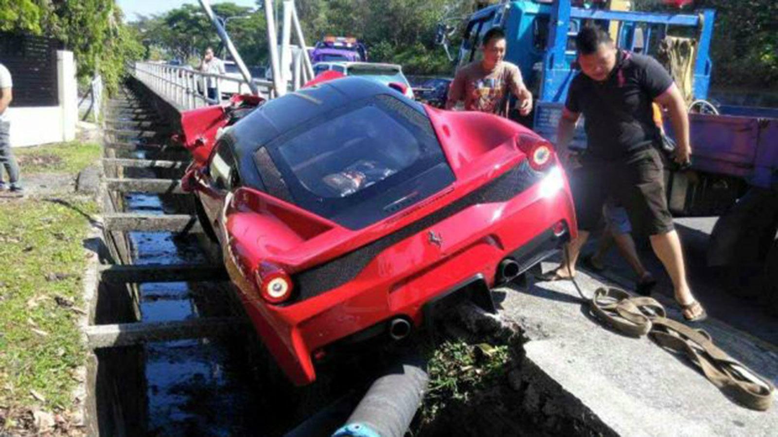 Πλωτή κόντεψε να κάνει μια Ferrari 458 Speciale ο απρόσεκτος ιδιοκτήτης της.