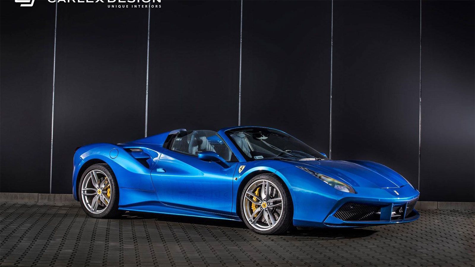 Μπορεί να υπάρχουν παραπάνω από μια Ferrari 488 Spider, ωστόσο εσωτερικό όπως αυτό της συγκεκριμένης που πρωταγωνιστεί στο θέμα μας δεν το έχει άλλη. 