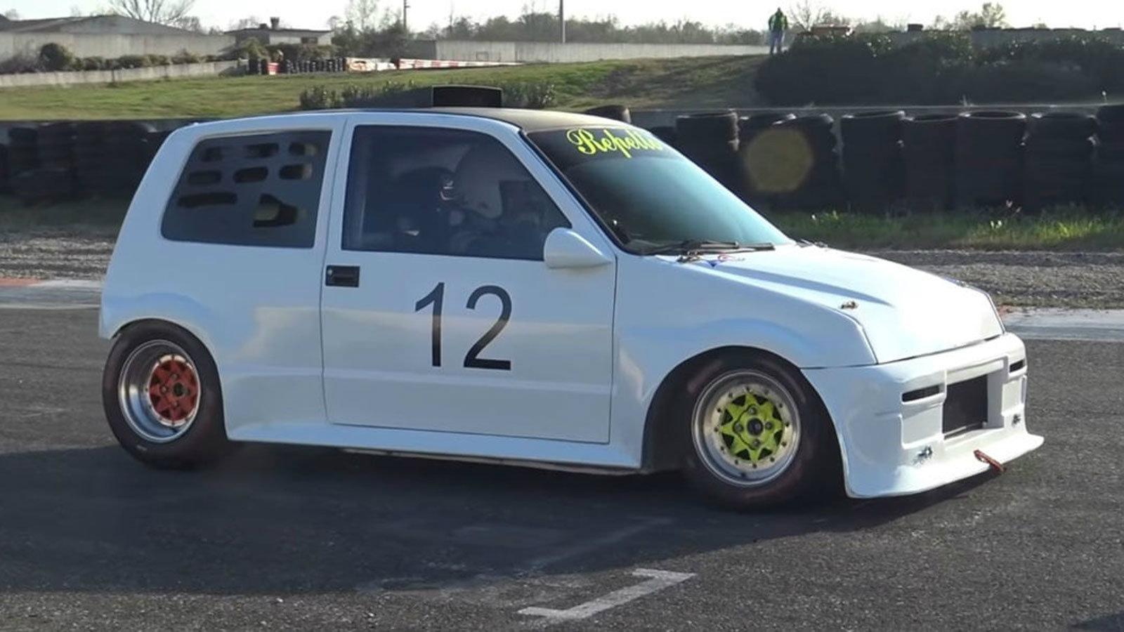 Ένα «φουσκωμένο» Fiat Cinquecento με 250 ίππους και κινητήρα από μοτοσυκλέτα σαρώνει την πίστα!