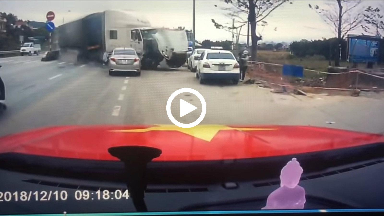 Μητέρα σώζει το μικρό παιδί της σε κλάσματα δλ. [video]