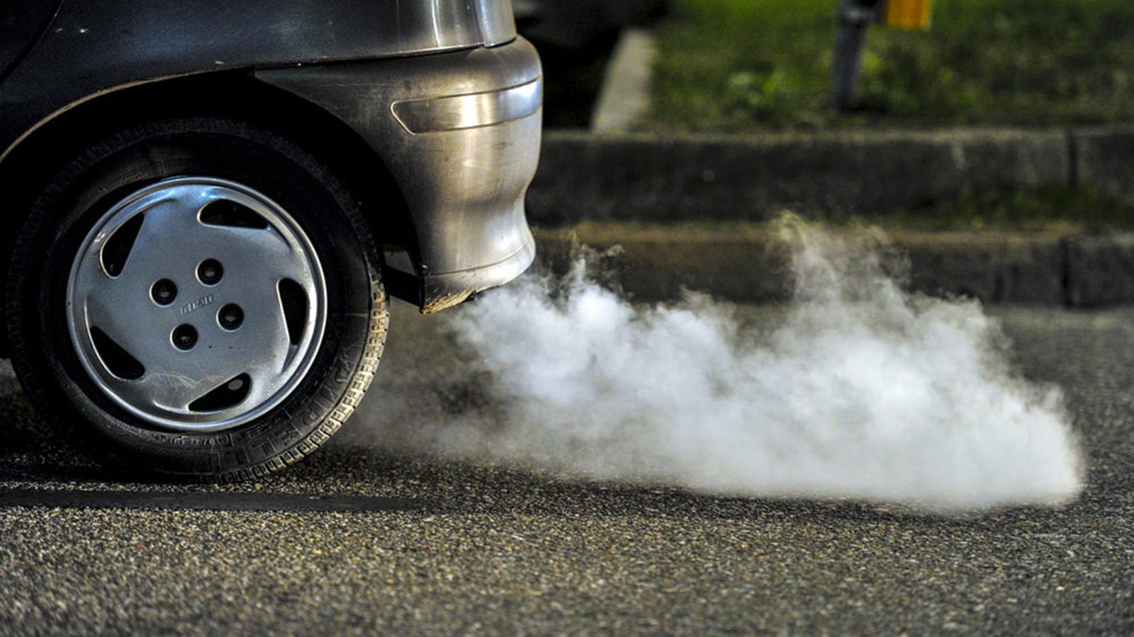 Συγκεκριμένα, η Ε.Ε αναμένει ότι όλα τα καινούρια αυτοκίνητα που θα βγαίνουν στους δρόμους από το 2020 θα παράγουν κατά μ.ο 95 γραμ.CO2/χλμ.