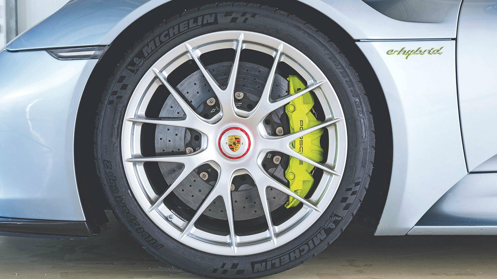 Τα κεραμικά φρένα έχουν τρομερή απόδοση