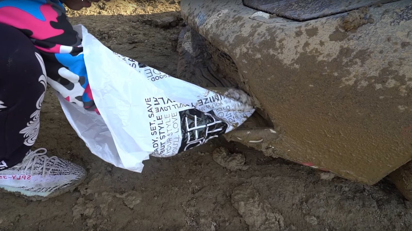 Μέσα στις λάσπες βρέθηκε μια Lamborghini Ηuracan 800 ίππων.