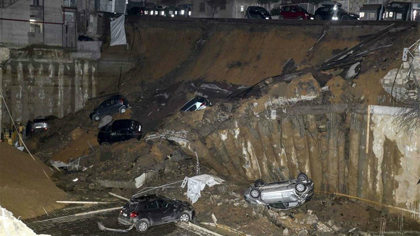 Έξι αυτοκίνητα καταστράφηκαν στην Ιταλία όταν ένα μέρος του δρόμου υποχώρησε και κυριολεκτικά κατάπιε τα ΙΧ.